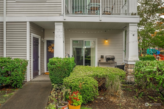 entrance to property featuring a balcony