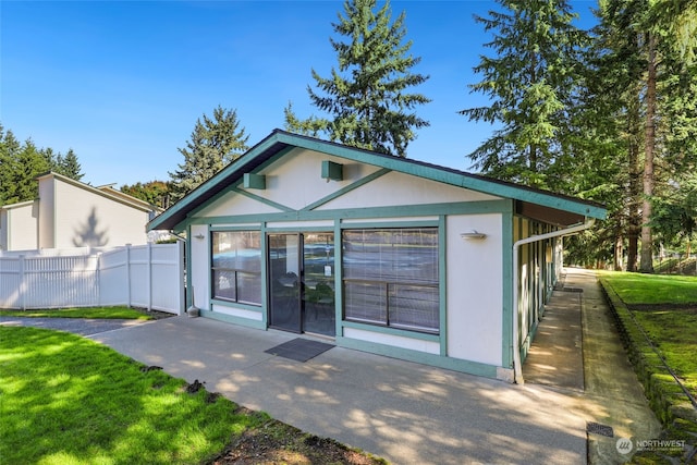 exterior space featuring a front yard