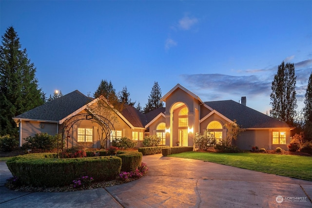 view of front of house featuring a lawn