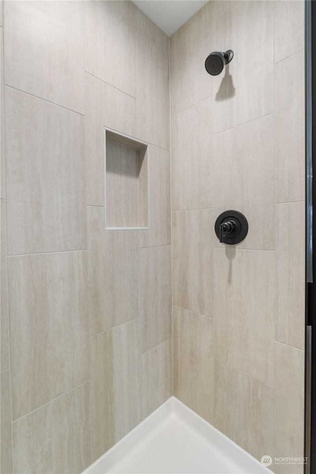 bathroom featuring a tile shower