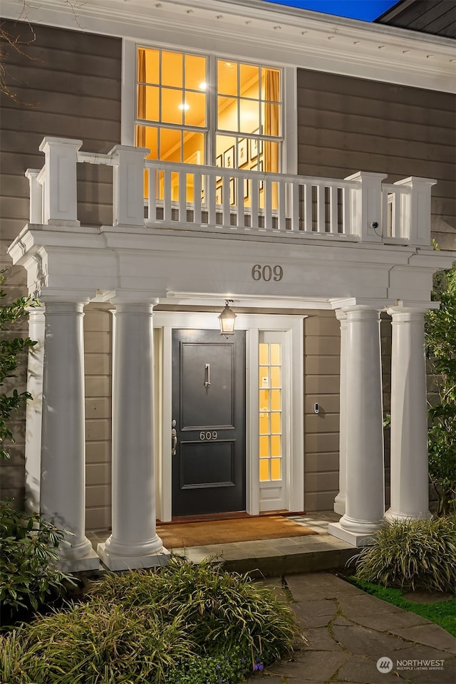 property entrance featuring a balcony