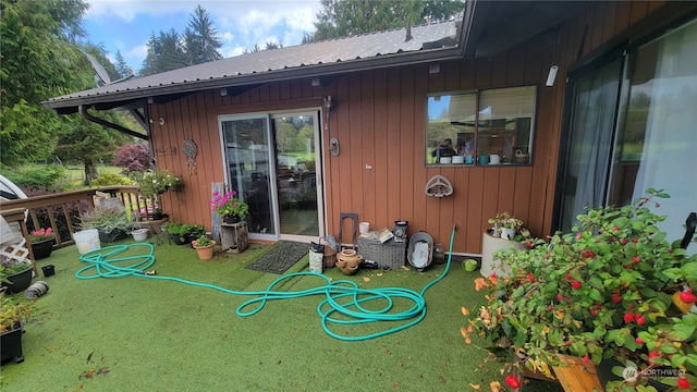 back of house featuring a lawn