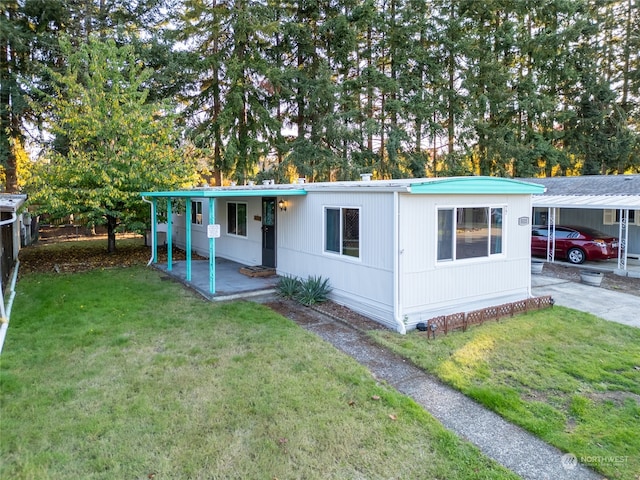 view of front of home featuring a front lawn