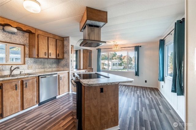 kitchen with a center island with sink, sink, plenty of natural light, and stainless steel dishwasher