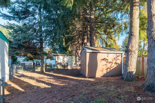 view of yard featuring a storage unit