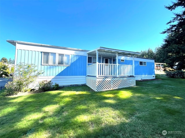 view of front of house with a front lawn