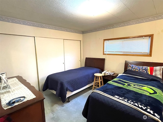 bedroom featuring carpet flooring and a closet