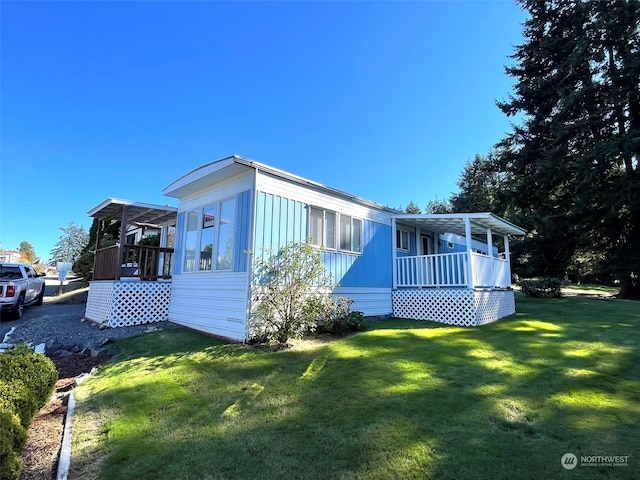 view of front of property featuring covered porch and a front yard