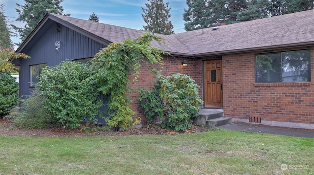 view of front facade with a front yard