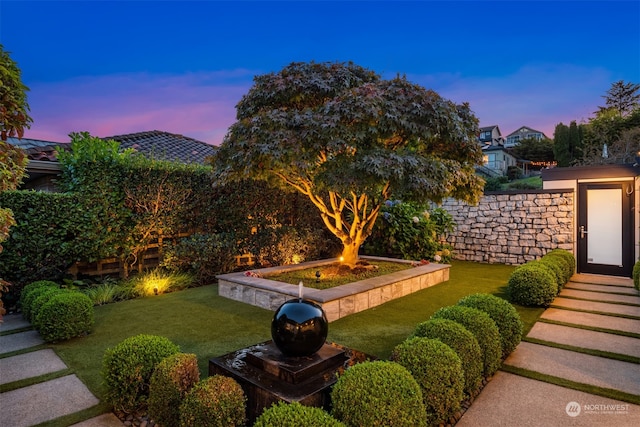 view of yard at dusk