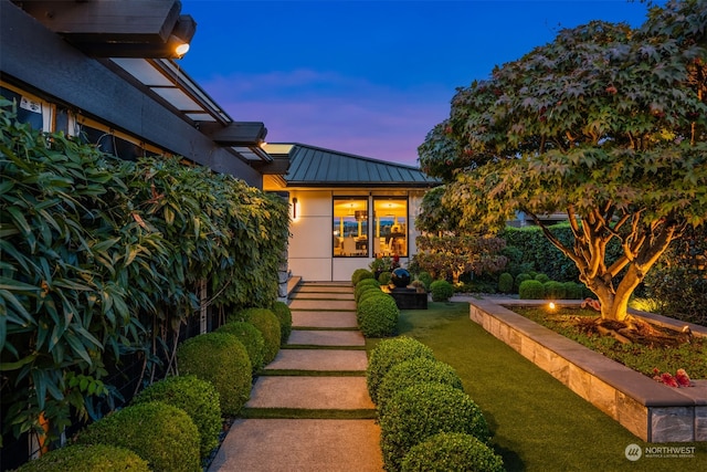 view of yard at dusk