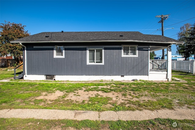 view of side of property featuring a lawn