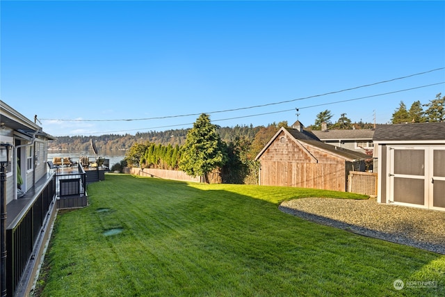 view of yard featuring a storage unit