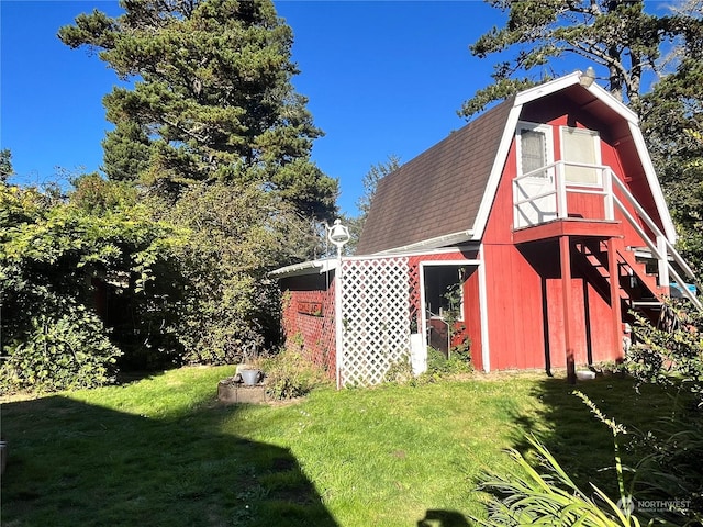 view of barn featuring a yard