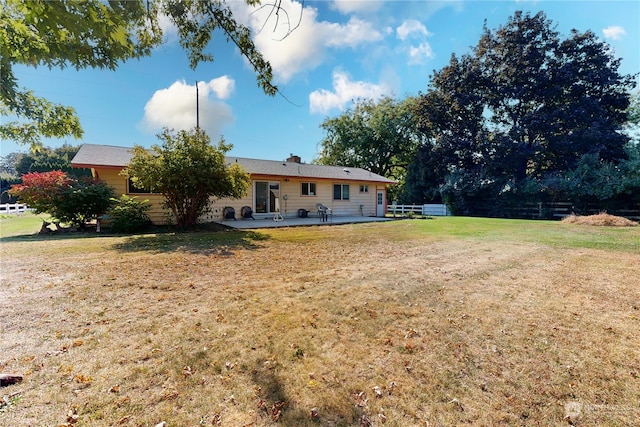 view of yard featuring a patio