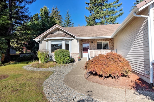 single story home with a front lawn