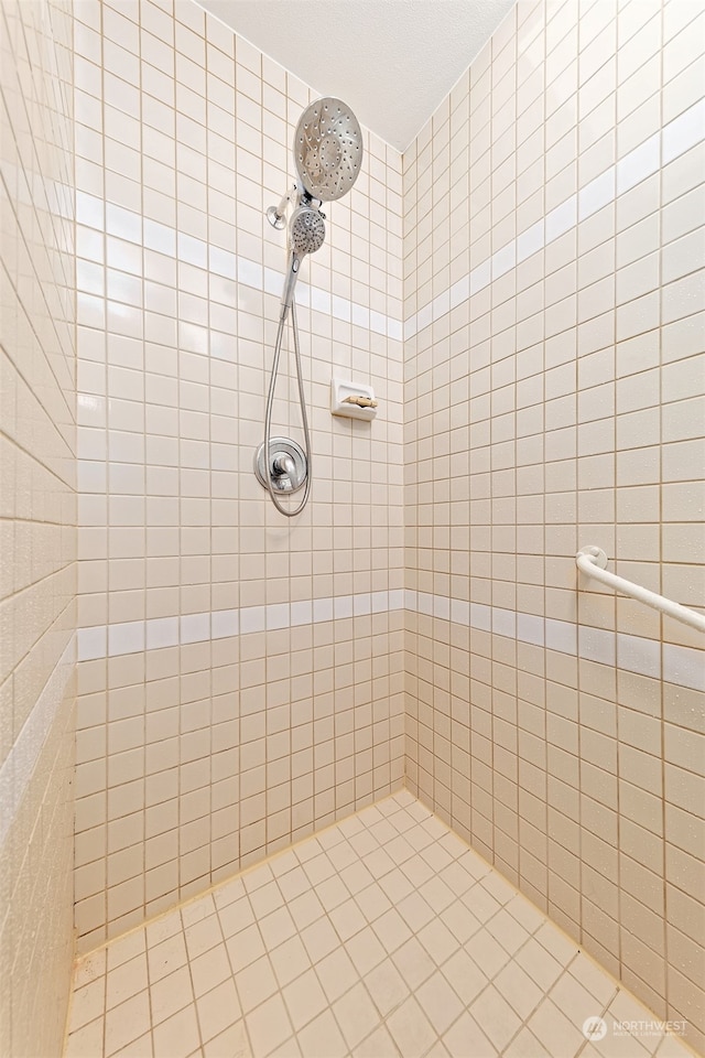 bathroom featuring tiled shower