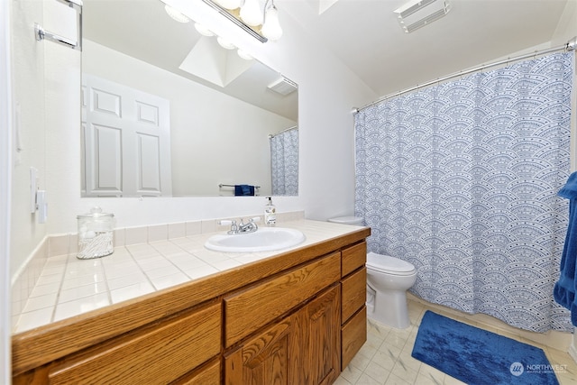 bathroom featuring a shower with shower curtain, vanity, and toilet