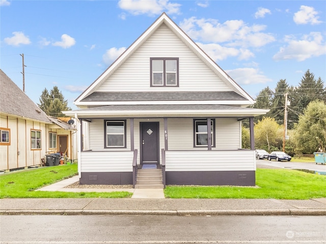 view of front facade with a front lawn