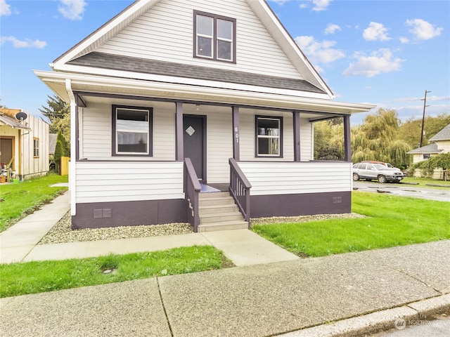 view of front of property with a front lawn and covered porch