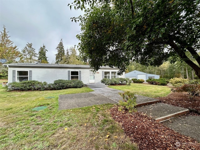 view of front of property featuring a front yard