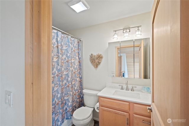 bathroom featuring a shower with curtain, vanity, and toilet