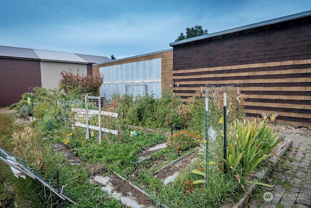 view of yard with an outdoor structure