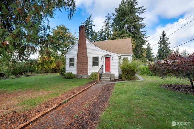 view of front of property featuring a front lawn