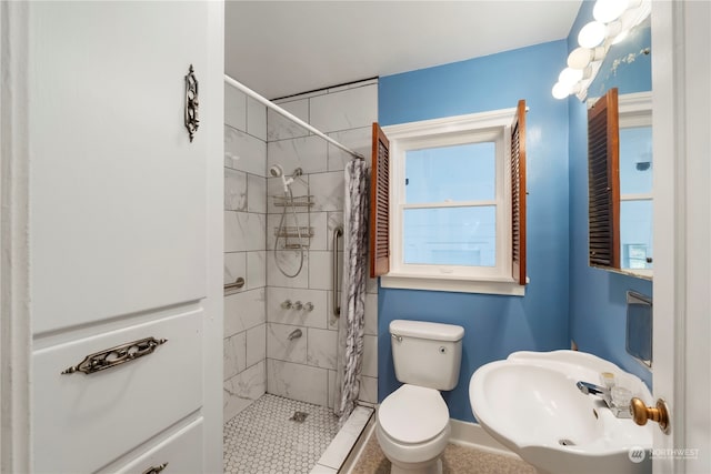 bathroom featuring sink, a shower with curtain, and toilet