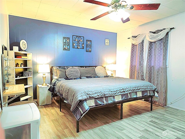 bedroom featuring wood finished floors and a ceiling fan