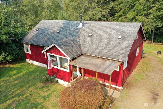 bird's eye view with a wooded view
