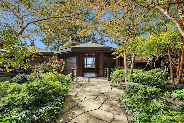 property entrance featuring a patio area