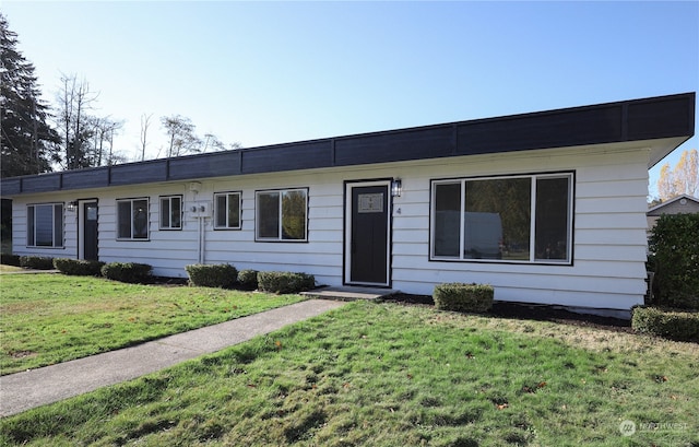 single story home featuring a front lawn