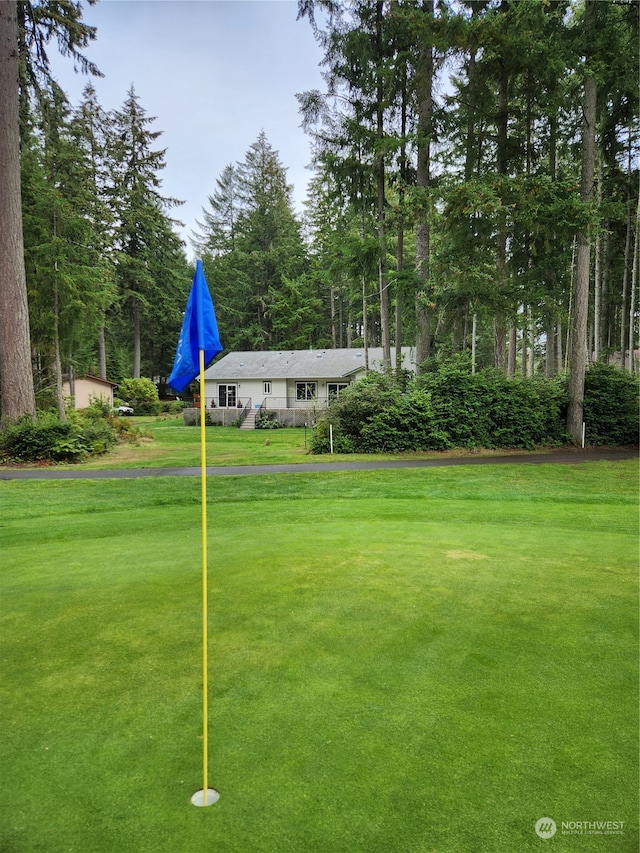 view of property's community featuring a yard