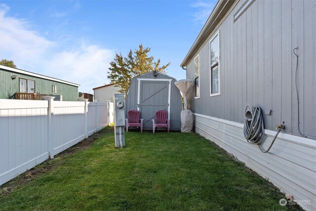 view of yard featuring a shed