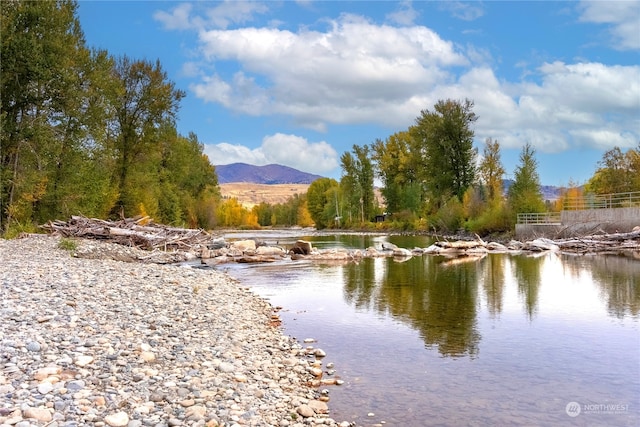 water view featuring a mountain view