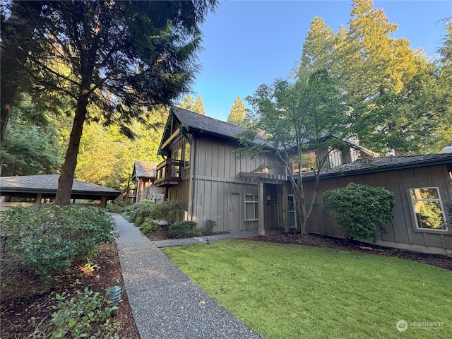 view of front of property featuring a front yard