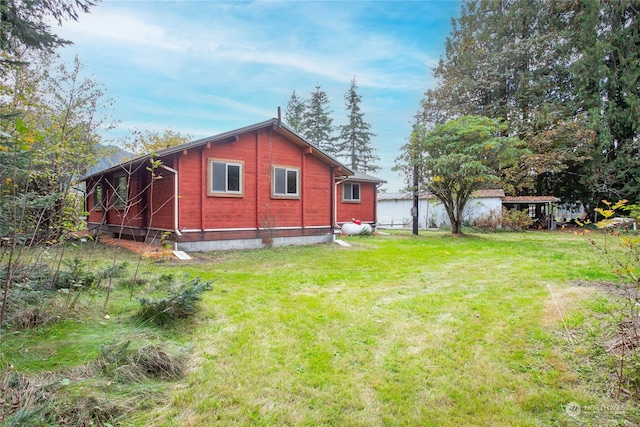 view of side of property featuring a lawn