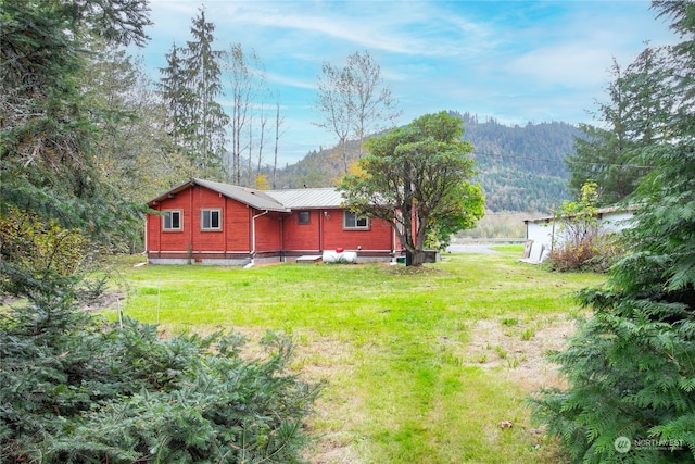 view of yard with a mountain view