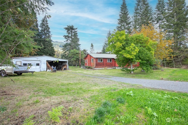 view of yard with an outbuilding