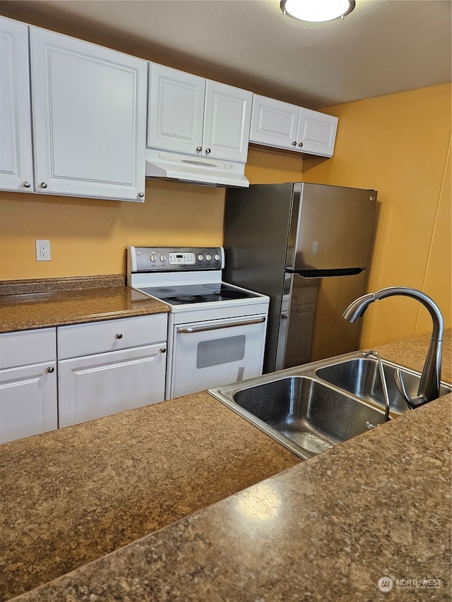 31003 14th Ave S Unit E-10, Federal Way, WA 98003 - kitchen with stainless steel refrigerator, sink, electric range, and white cabinetry