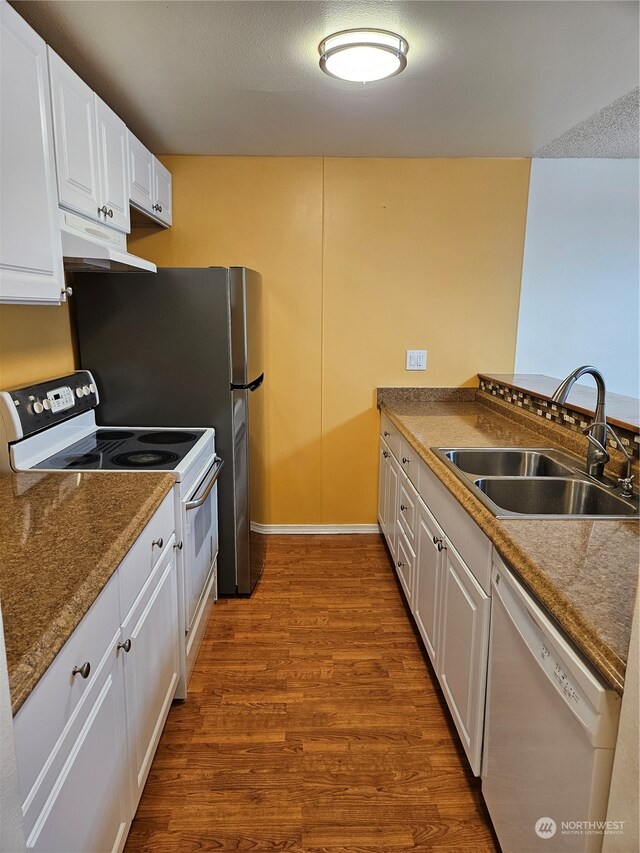 31003 14th Ave S Unit E-10, Federal Way, WA 98003 - kitchen featuring white appliances, wood-type flooring, white cabinetry, sink, and a textured ceiling