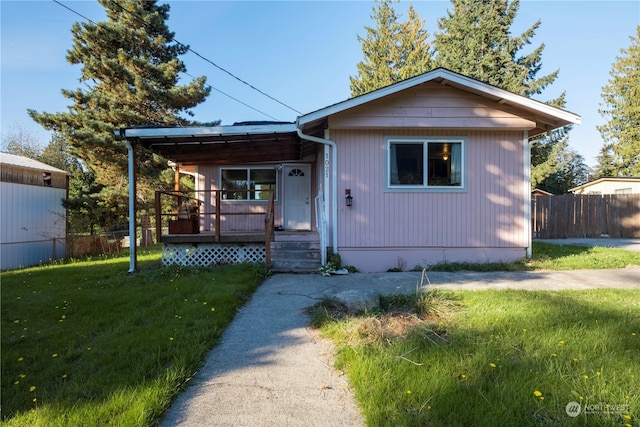 view of front of property featuring a front yard