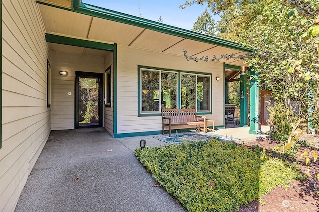 entrance to property featuring covered porch