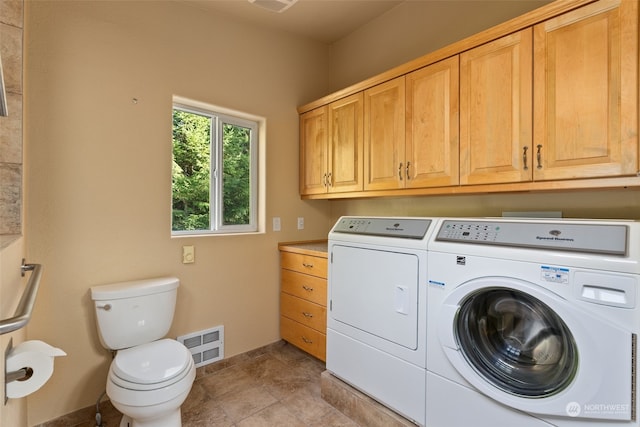 washroom with laundry area, washing machine and clothes dryer, visible vents, and baseboards