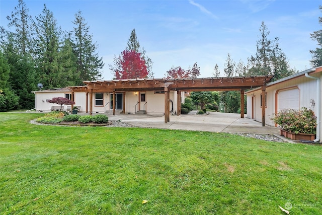 back of house featuring a lawn