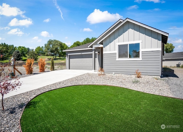 view of front facade featuring a garage and a front lawn