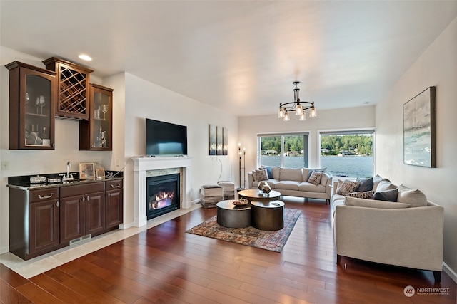 living room featuring sink, a chandelier, and dark hardwood / wood-style floors