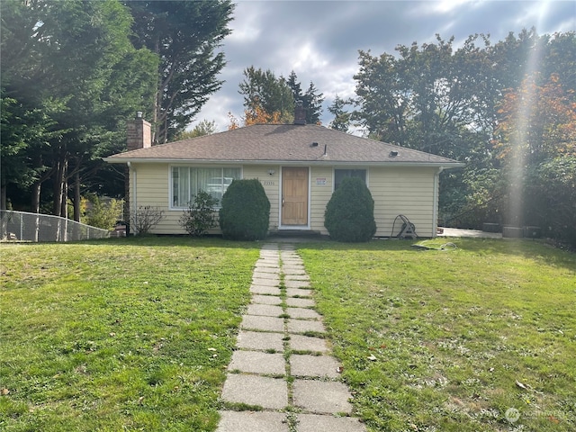 view of front of home featuring a front yard