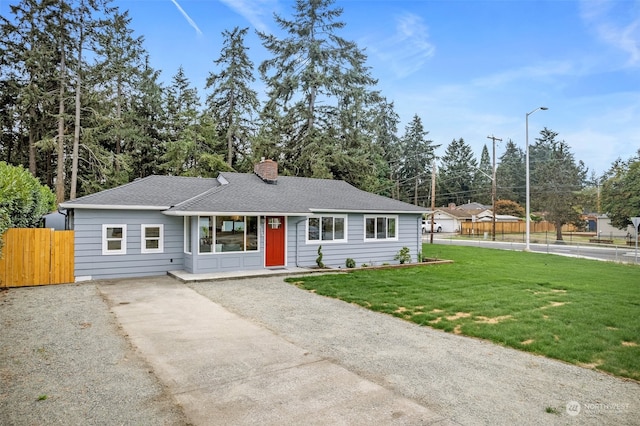 single story home with a front lawn